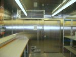Einrichtung einer Kühlzelle mit Laborgasanschlüssen, Regalen und Umluftkühler