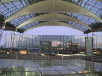Munich Airport Center (MAC), im Hintergrund Terminal 2