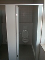 WC-Anlage mit Trennwand und Tür