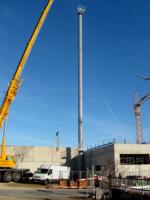 Aufstellen des Stahlschornsteins für die Hackschnitzel-Dampfkesselanlage, Höhe gesamt 37,5 m